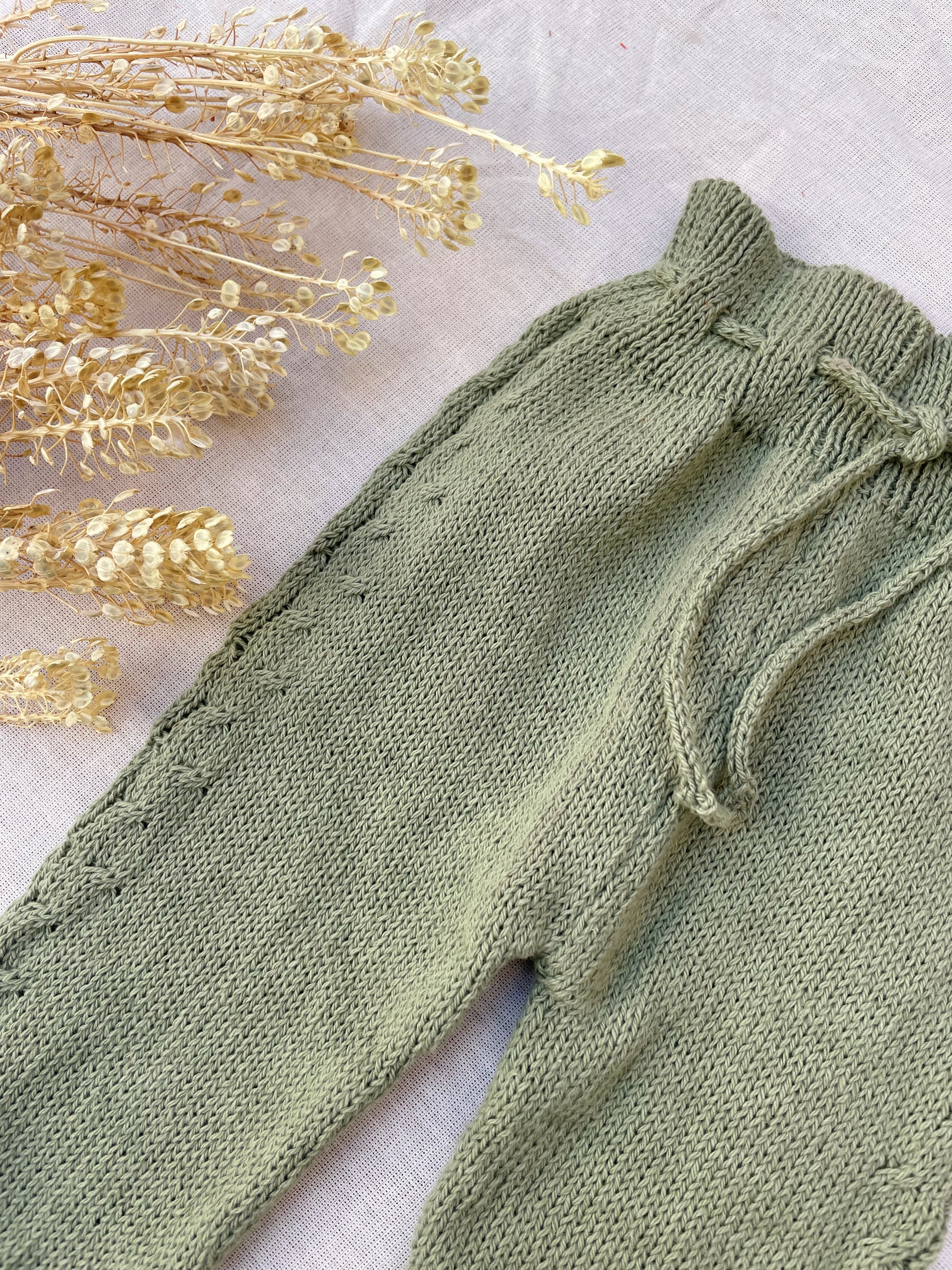 Pantalón Picapijamero: Nuestro pantalón tejido, de diseño unisex, es perfecto para acompañar los primeros meses de tu bebé. Abriga sin incomodar, ideal para el día a día de los más pequeños. Está confeccionado artesanalmente con hilo 100% algodón, especia