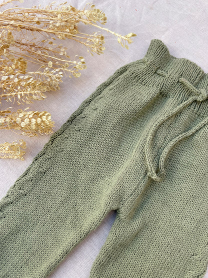 Pantalón Picapijamero: Nuestro pantalón tejido, de diseño unisex, es perfecto para acompañar los primeros meses de tu bebé. Abriga sin incomodar, ideal para el día a día de los más pequeños. Está confeccionado artesanalmente con hilo 100% algodón, especia