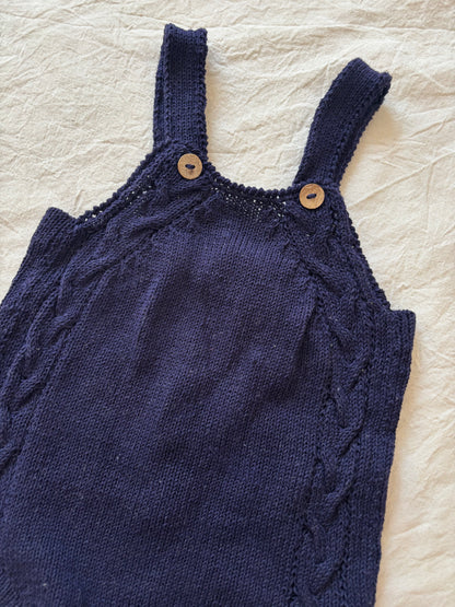Jardinero Corto Picapeto: Jardinero corto Picapeto, el verdadero comodín del guardarropa de tu bebé. Diseñado para ser la prenda unisex que facilita tu día a día y es fácil de poner. Confeccionado artesanalmente con hilo 100% algodón, especialmente pensad
