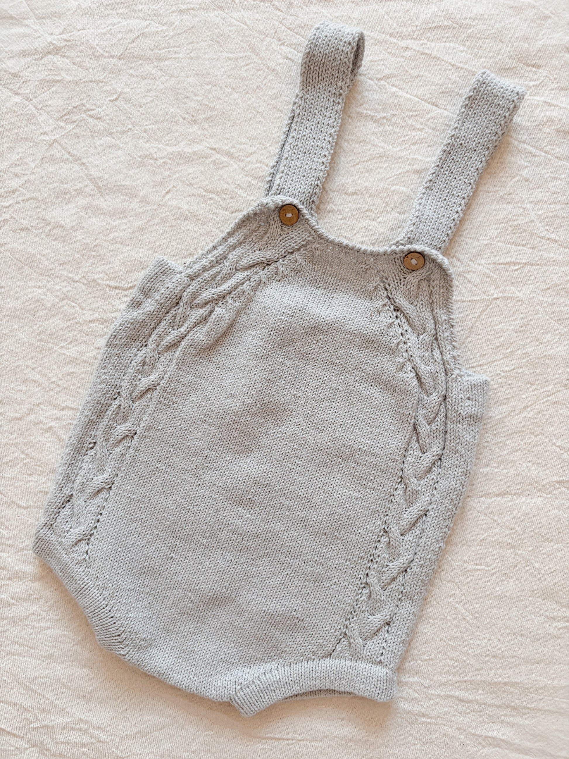 Jardinero Corto Picapeto: Jardinero corto Picapeto, el verdadero comodín del guardarropa de tu bebé. Diseñado para ser la prenda unisex que facilita tu día a día y es fácil de poner. Confeccionado artesanalmente con hilo 100% algodón, especialmente pensad