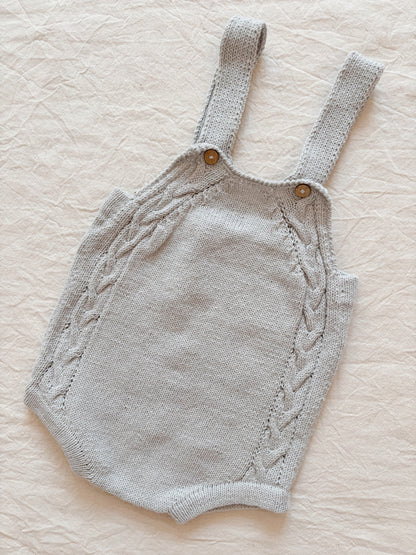 Jardinero Corto Picapeto: Jardinero corto Picapeto, el verdadero comodín del guardarropa de tu bebé. Diseñado para ser la prenda unisex que facilita tu día a día y es fácil de poner. Confeccionado artesanalmente con hilo 100% algodón, especialmente pensad
