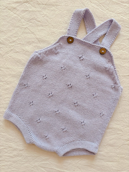 Jardinero Corto Picapeto: Jardinero corto Picapeto, el verdadero comodín del guardarropa de tu bebé. Diseñado para ser la prenda unisex que facilita tu día a día y es fácil de poner. Confeccionado artesanalmente con hilo 100% algodón, especialmente pensad