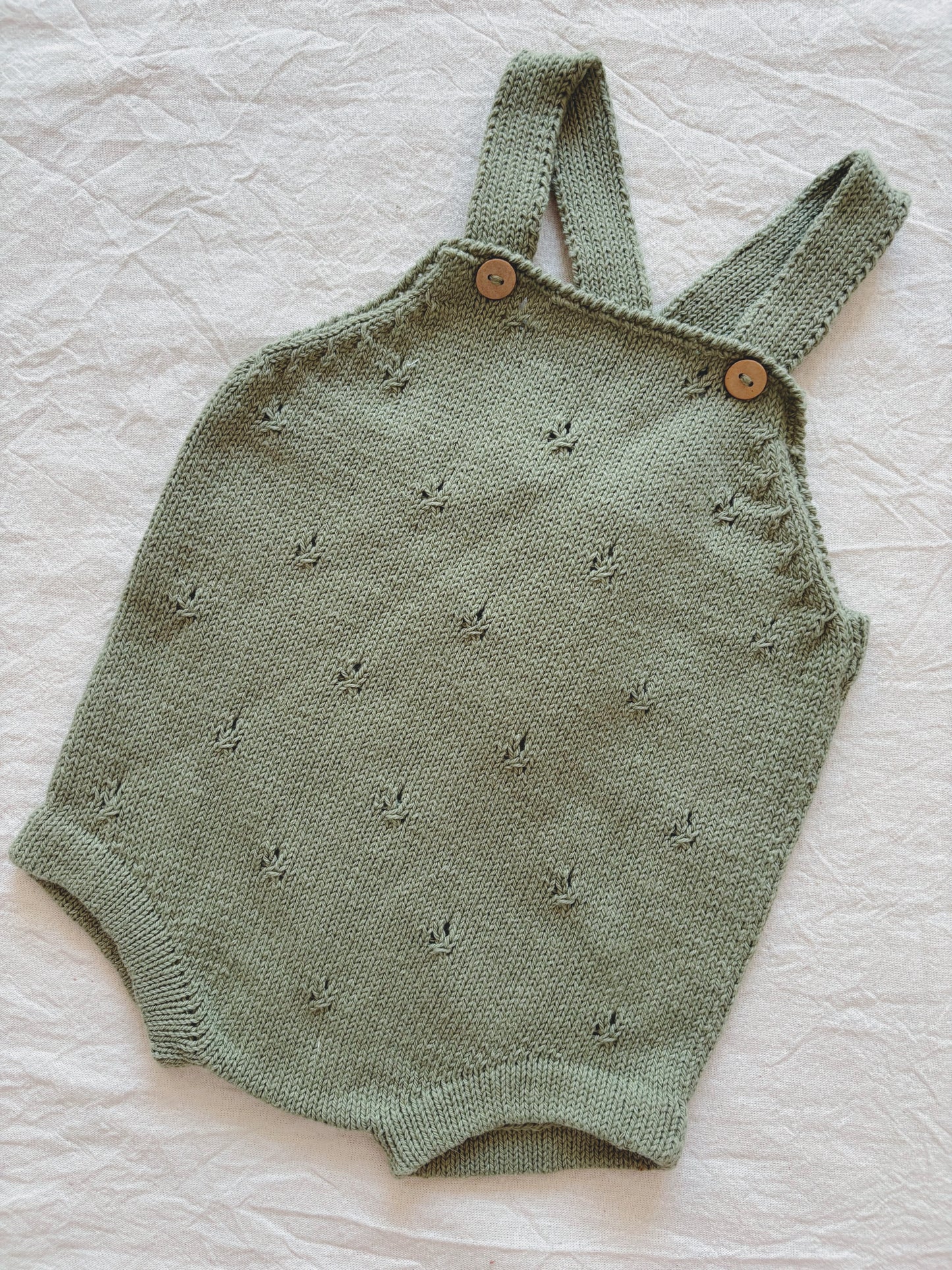 Jardinero Corto Picapeto: Jardinero corto Picapeto, el verdadero comodín del guardarropa de tu bebé. Diseñado para ser la prenda unisex que facilita tu día a día y es fácil de poner. Confeccionado artesanalmente con hilo 100% algodón, especialmente pensad