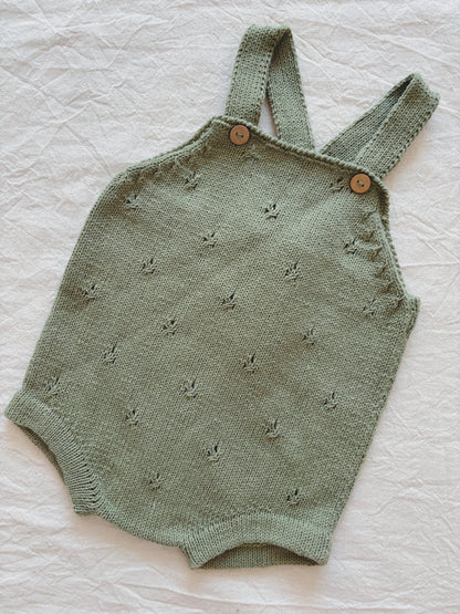 Jardinero Corto Picapeto: Jardinero corto Picapeto, el verdadero comodín del guardarropa de tu bebé. Diseñado para ser la prenda unisex que facilita tu día a día y es fácil de poner. Confeccionado artesanalmente con hilo 100% algodón, especialmente pensad