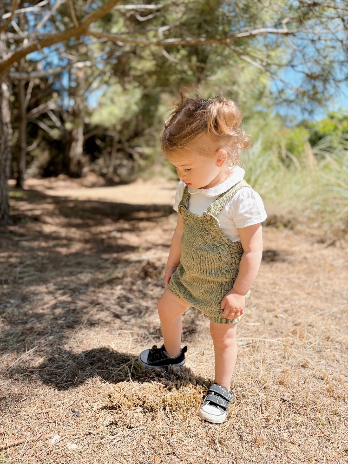 Jardinero Corto Picapeto: Jardinero corto Picapeto, el verdadero comodín del guardarropa de tu bebé. Diseñado para ser la prenda unisex que facilita tu día a día y es fácil de poner. Confeccionado artesanalmente con hilo 100% algodón, especialmente pensad