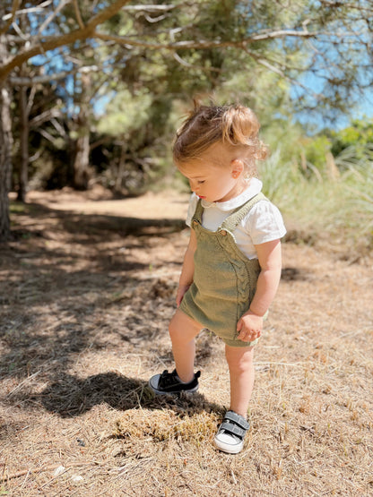 Jardinero Corto Picapeto: Jardinero corto Picapeto, el verdadero comodín del guardarropa de tu bebé. Diseñado para ser la prenda unisex que facilita tu día a día y es fácil de poner. Confeccionado artesanalmente con hilo 100% algodón, especialmente pensad