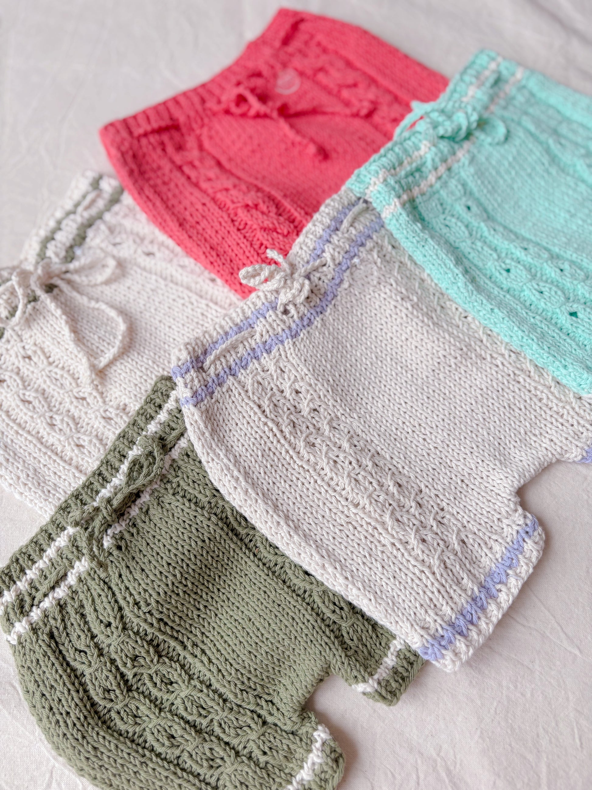 Short Picabermuditas: Nuestro short tejido, de diseño unisex, es esencial para el movimiento y la frescura. Una pieza esencial para el verano y el juego activo. Diseñados para ser ligeros, frescos y súper cómodos. Son la opción ideal para el día a día sin