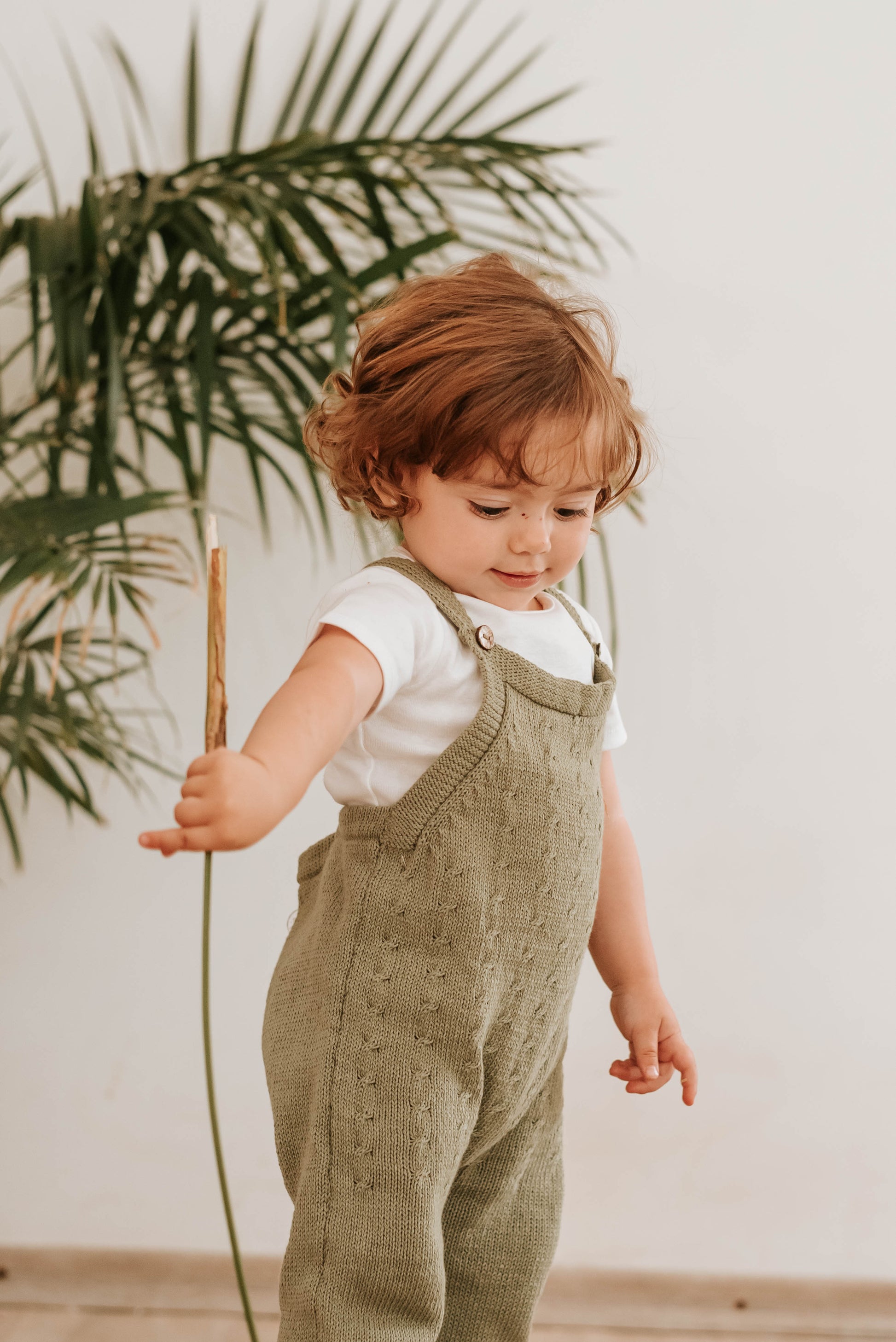 Jardinero Largo Picacomodín: Jardinero largo tejido, la pieza esencial del guardarropa de tu bebé. Diseñado para ser un verdadero comodín de vestuario: es unisex, fácil de poner y se adapta a cualquier estación. Confeccionado artesanalmente con hilo 100%