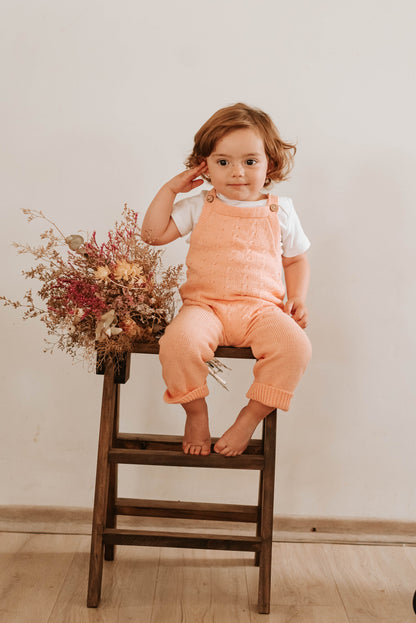 Jardinero Largo Picacomodín: Jardinero largo tejido, la pieza esencial del guardarropa de tu bebé. Diseñado para ser un verdadero comodín de vestuario: es unisex, fácil de poner y se adapta a cualquier estación. Confeccionado artesanalmente con hilo 100%