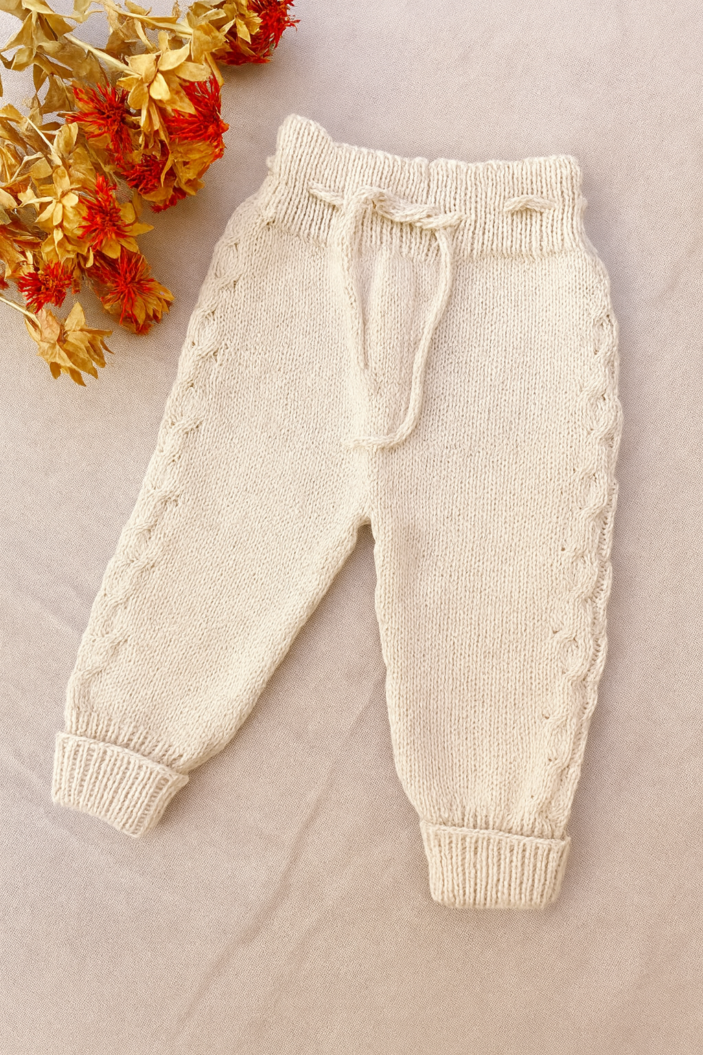 Pantalón Picapijamero: Nuestro pantalón tejido, de diseño unisex, es perfecto para acompañar los primeros meses de tu bebé. Abriga sin incomodar, ideal para el día a día de los más pequeños. Está confeccionado artesanalmente con hilo 100% algodón, especia
