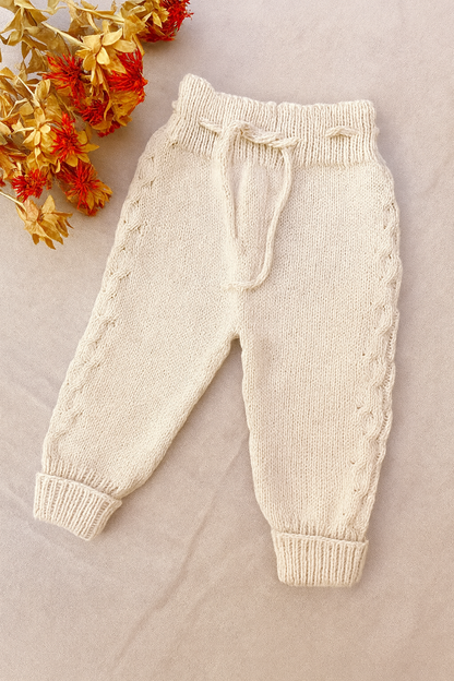 Pantalón Picapijamero: Nuestro pantalón tejido, de diseño unisex, es perfecto para acompañar los primeros meses de tu bebé. Abriga sin incomodar, ideal para el día a día de los más pequeños. Está confeccionado artesanalmente con hilo 100% algodón, especia