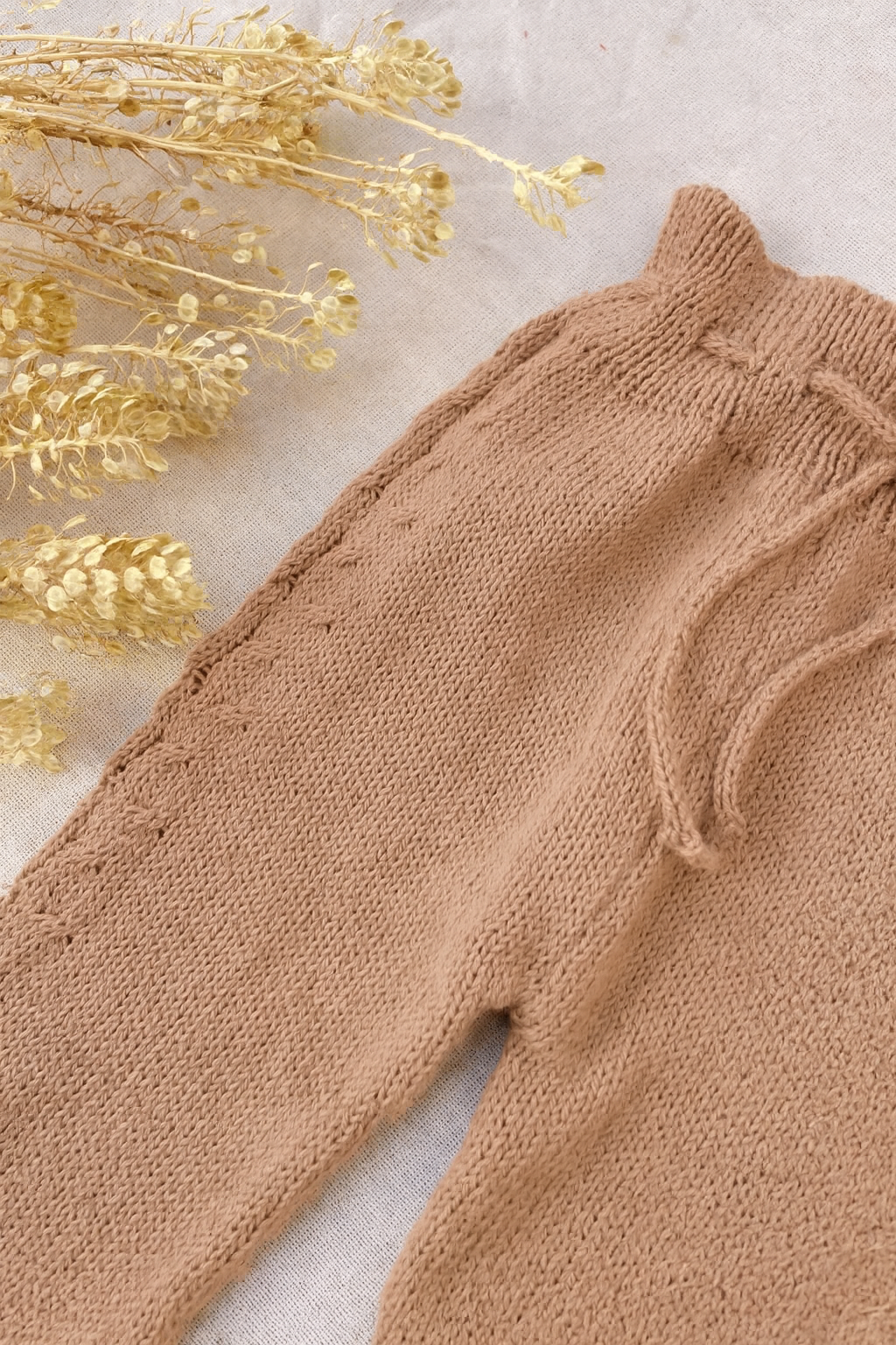 Pantalón Picapijamero: Nuestro pantalón tejido, de diseño unisex, es perfecto para acompañar los primeros meses de tu bebé. Abriga sin incomodar, ideal para el día a día de los más pequeños. Está confeccionado artesanalmente con hilo 100% algodón, especia